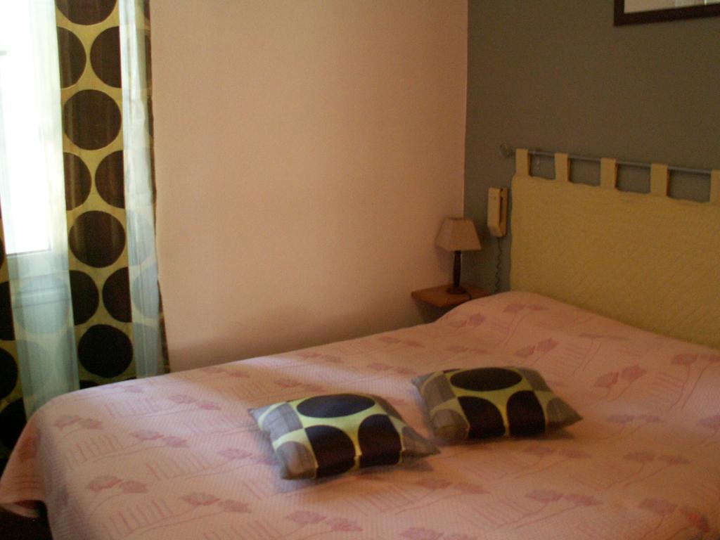 Hôtel Le Relais Du Pont De Rhodes à Frayssinet Chambre photo