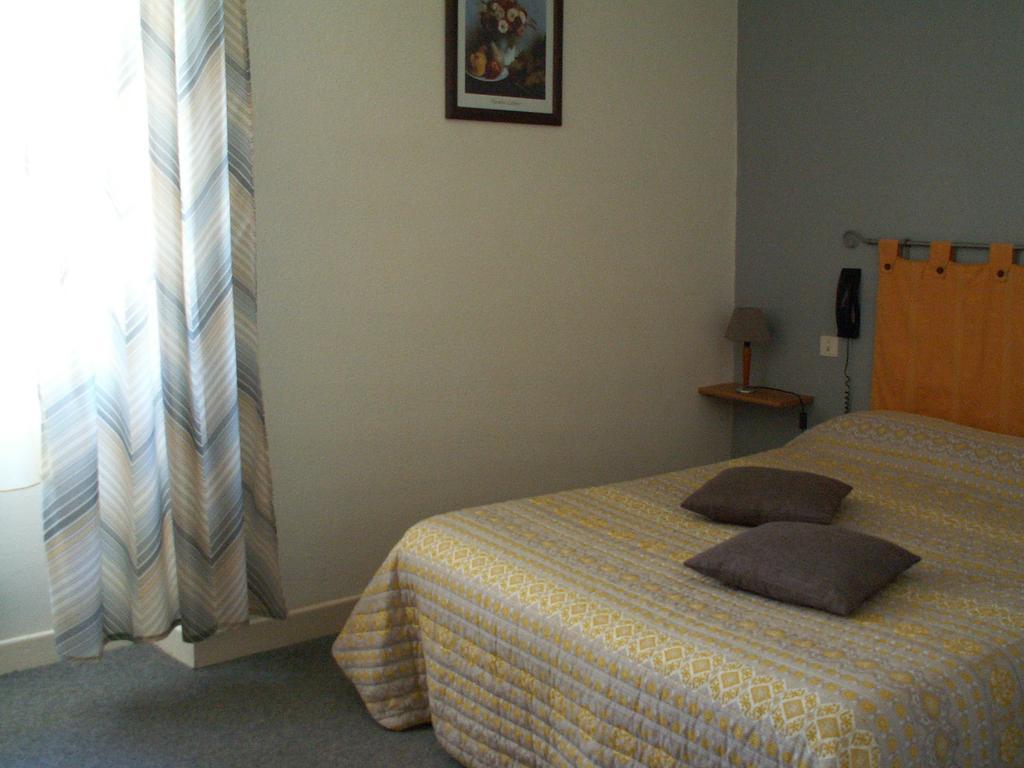 Hôtel Le Relais Du Pont De Rhodes à Frayssinet Chambre photo