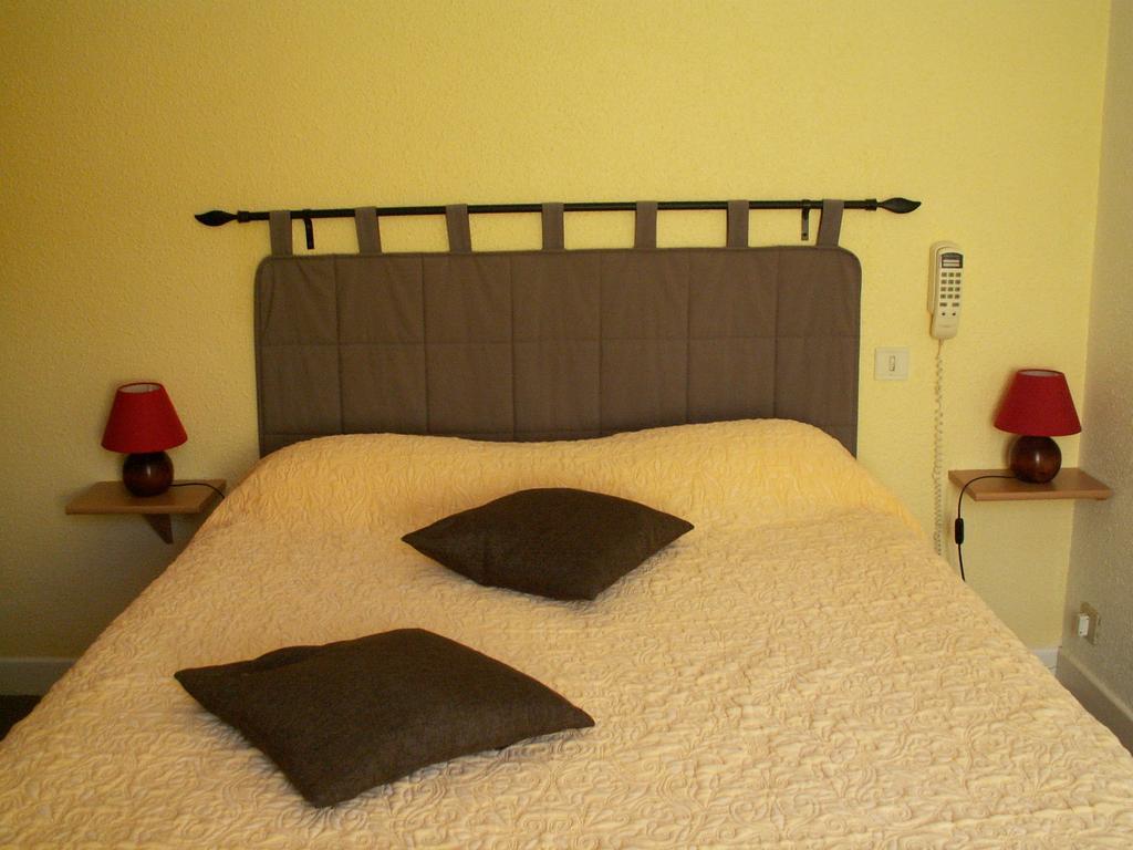 Hôtel Le Relais Du Pont De Rhodes à Frayssinet Chambre photo